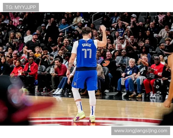 东契奇狂砍73分刷新现役得分纪录独行侠终结太阳连胜势头